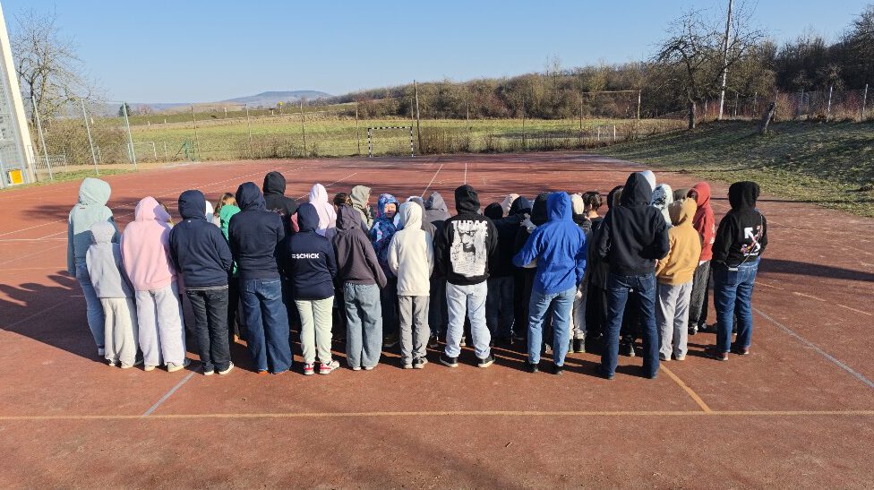 Hoodie- Tag an der Mittelschule, da machen auch die Lehrer und die Schulleitung mit